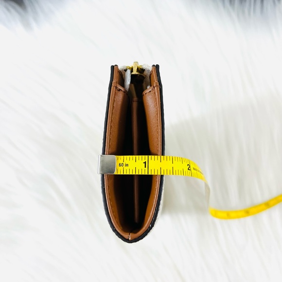 Michael Kors Jet Set Travel Large Three Quarter Zip Wallet - Picture 15 of 15